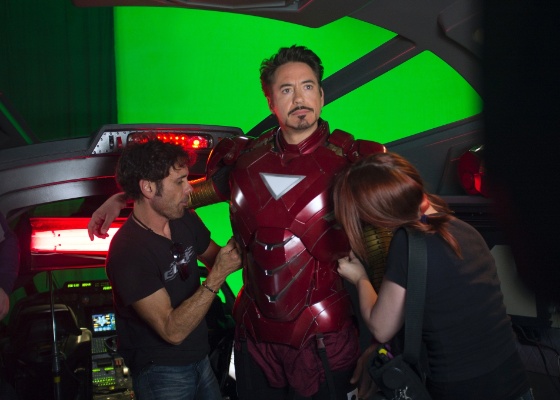 Robert Downey Jr. no set de filmagens de Os Vingadores