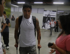 Renato anda de muletas após sofrer entorse em jogo contra o Bangu pela semifinal da Taça Rio