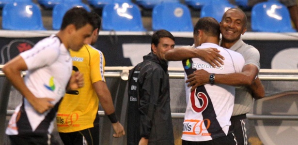 Técnico Cristóvão Borges abraça Felipe após gol do Vasco na semifinal da Taça Rio
