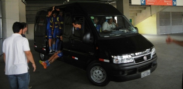 Jogadores do Botafogo pegam carona em van superlotada após treino nesta terça