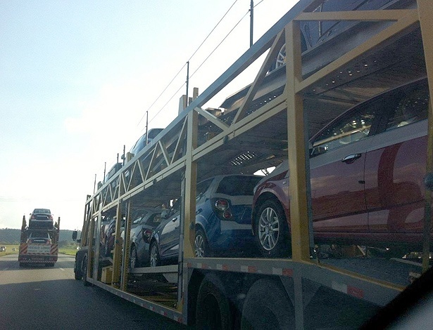 Caminh escegonha transportam o Chevrolet Sonic em rodovia de S o Paulo em 