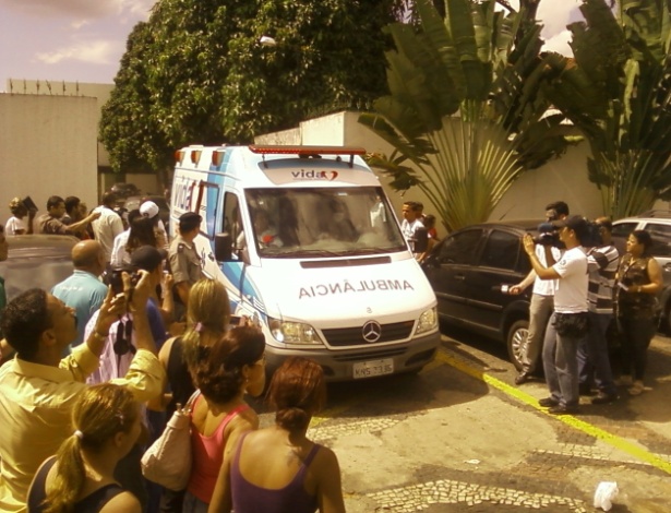 Ambulância usada para levar o cantor Pedro até o aeroporto Santa Genoveva, em Goiânia (26/04/12)