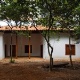 Casa do século 18 divide espaço <br>com arranha-céu de vidro espelhado