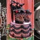 Artista une doçura e terror em esculturas em forma de bolos de festa