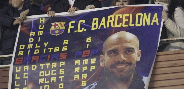 Torcedor exibe faixa em homenagem a Guardiola após anúncio de sua saída