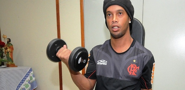 Diretoria do Flamengo não comenta sobre mais uma ausência de Ronaldinho Gaúcho