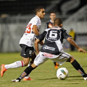 O lateral Douglas, que não enfrentará o Flamengo, encara a marcação de Renan, da Ponte Preta