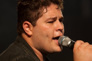 O cantor Pedro Leonardo canta durante show