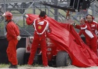 Ferrari testa pacote de novidades, mas vê Alonso parar na brita; Vettel lidera pela manhã
