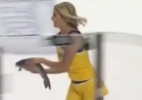 Cheerleader entra em ação e tira do gelo peixe jogado pela torcida em jogo de hóquei