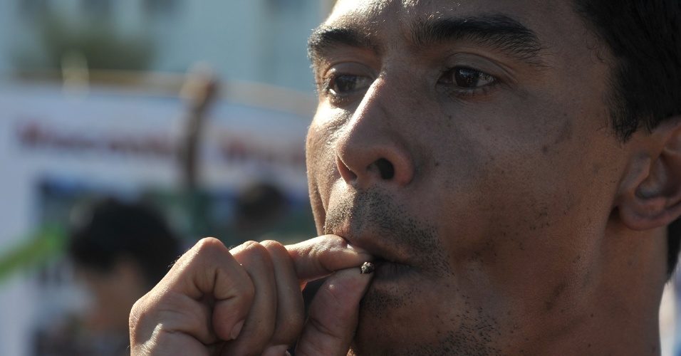 5mai2012---manifestantes-reunem-se-no-arpoador-no-rio-de-janeiro-para-reivindicar-a-liberacao-da-maconha-1336241642520_956x500.jpg