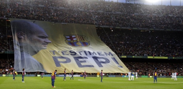 Torcida do Barcelona estende bandeira em homenagem ao técnico Pep Guardiola 