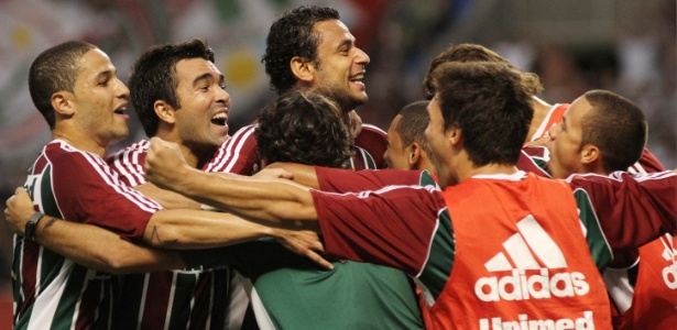 Os tricolores comemoram a goleada sobre o Botafogo na primeira partida da final