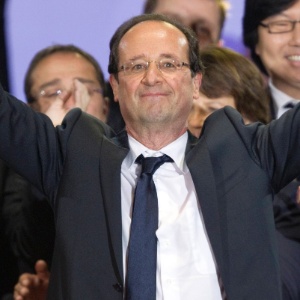 O recém-eleito presidente francês, François Hollande, comemora sua vitória. Ele tornou-se o primeiro presidente socialista da França em 17 anos