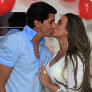 Victor Ramos e Nicole Bahls se beijam durante aniversário do jogador, em maio