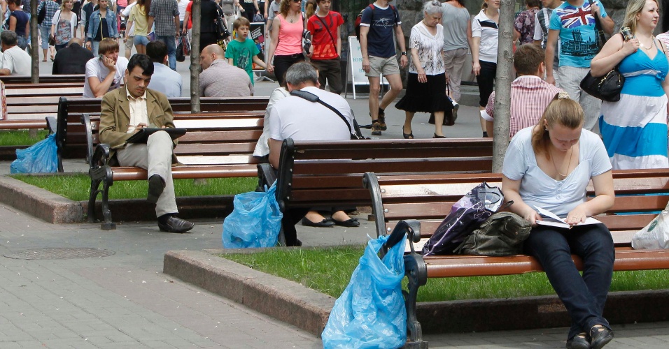  - 08mai2012---sacolas-de-plastico-figuram-em-rua-de-kiev-na-ucrania-no-lugar-de-lixeiras-as-autoridades-locais-trocaram-todas-as-lixeiras-de-concreto-por-sacolas-plasticas-apos-serie-de-bombas-colocadas-1336499622504_956x500