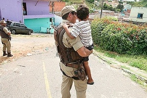 Garoto afirmou que pai havia saído e que a mãe estaria na praia