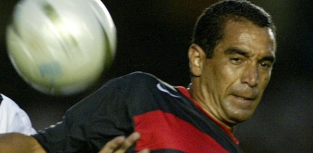 Zinho disputa uma jogada em sua época de jogador do Flamengo, no ano de 2005