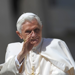 O papa Bento 16 acena para fiéis