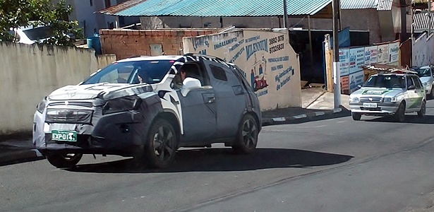 Chevrolet Enjoy surge em rua de Serra Negra (SP): mini-Captiva vai encarar EcoSport e Duster