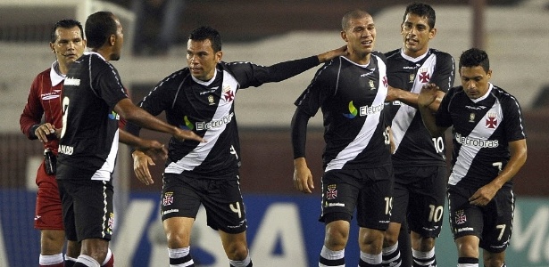Os vascaínos comemoram com Nilton o gol na classificação sobre o Lanús-ARG