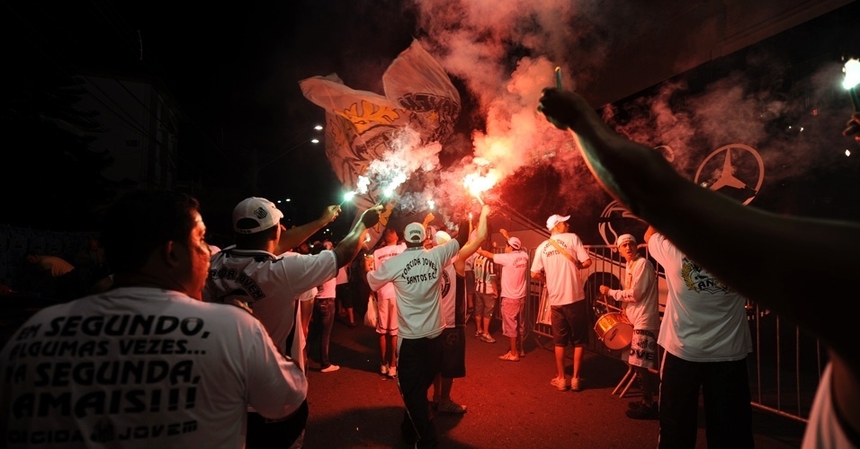 Torcedores santistas fazem festa com a chegada da equipe na Vila Belmiro 