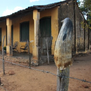 Casa fica fechada em Pão de Açúcar (AL), após moradores abandonarem zona rural por água