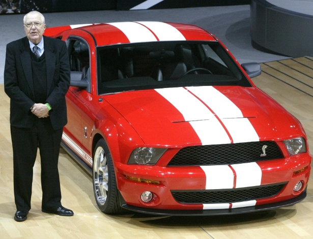 Carroll Shelby participa da apresentação do Ford Mustang Shelby GT500 no Salão de Nova York de 2005. Ex-piloto e criador de ícones, como o Cobra, ele morreu na quinta-feira (10), nos EUA