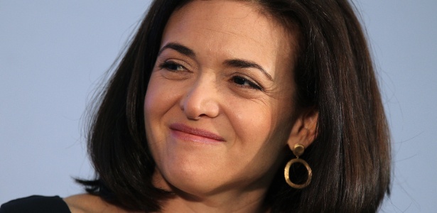 Sheryl Sandberg, chefe operacional do Facebook, escreveu o livro "Lean In", sobre como as mulheres podem negociar para acompanhar o passo dos colegas homens na esfera comercial