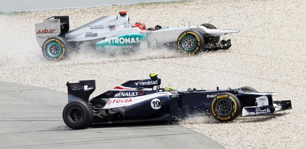 Acidente entre Bruno Senna e Schumacher tirou ambos os pilotos da prova