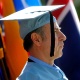 Zelador de universidade dos EUA recebe diploma de graduação 