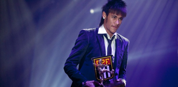 Neymar, artilheiro com 20 gols, recebe o prêmio de melhor jogador do Paulistão