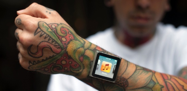 Tatuador implanta parafusos com ímãs no pulso para usar iPod Nano como relógio