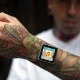 Tatuador implanta parafusos com ímãs no pulso para usar iPod como relógio 