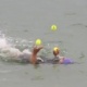 Americano completa prova de triatlon fazendo malabarismo
