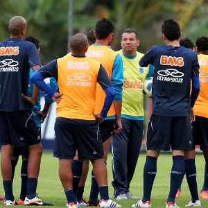 Celso Roth, que assumiu o Cruzeiro no dia 16 e comandou o time em dois jogos, ainda não venceu