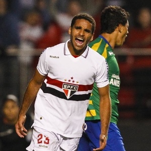 Douglas, agora suspenso, comemora após marcar seu primeiro gol contra seu ex-clube, o Goiás