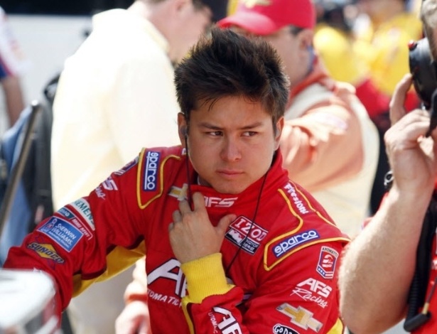 o-colombiano-sebastian-saavedra-da-afs-racingandretti-autosport-espera-antes-de-treino-para-as-500-milhas-de-indianapolis-1337200533593_615x470.jpg