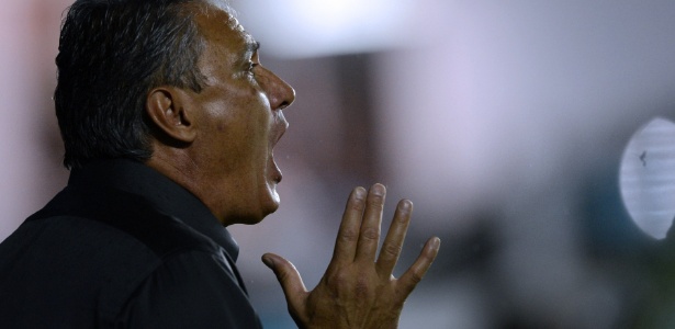 Tite vive dias de muito trabalho e compromissos antes dos duelos contra o Santos