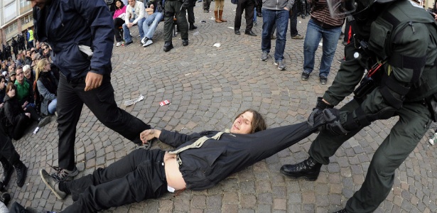 Policiais prendem manifestante do Blockupy, nova vertente do movimentos dos 'indignados', durante protesto em Frankfurt, na Alemanha. O protesto crítica o sistema bancário e as medidas de austeridade europeias impostas para conter os efeitos da crise econômica