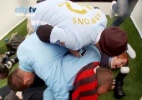 Blog: Festa do título do City tem 'falta feia' de De Jong, golfinho inflável e montinho em fotógrafa; assista 