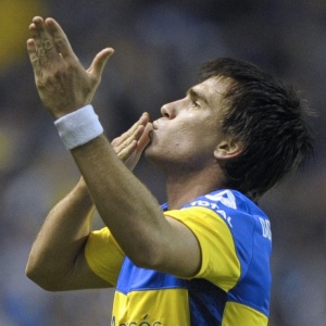 Pablo Mouche manda beijos para a torcida do Boca Juniors marcar o gol contra o Flu na Bombonera