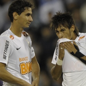 : PH Ganso e Neymar lamentam o gol sofrido pelo Santos contra o Vélez 