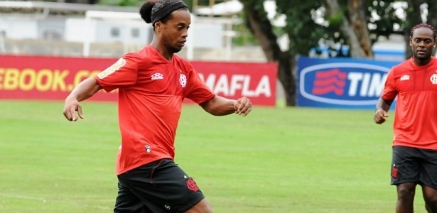 Ronaldinho Gaúcho chegou atrasado ao CT, mas participou normalmente da atividade