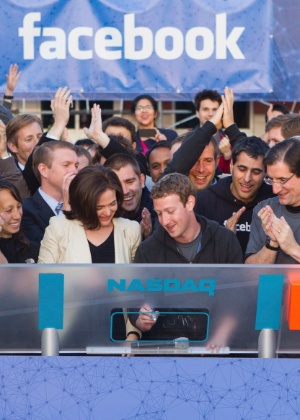 http://imguol.com/2012/05/18/18maio2012---mark-zuckerberg-ceo-do-facebook-toca-o-sino-simbolico-de-abertura-da-nasdaq-em-menlo-park-sede-da-empresa-na-california-eua-1337354112452_300x420.jpg