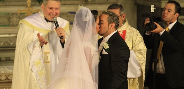 O casal se beija encerramento a cerimônia na Igreja da Candelária (18/5/2012)