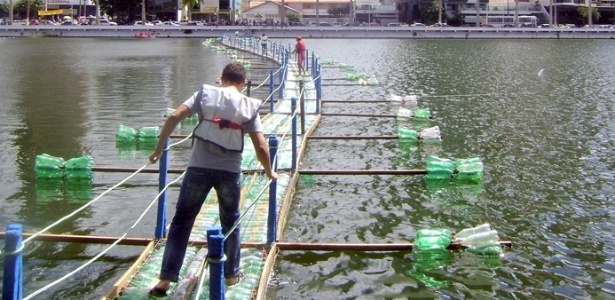 Visitantes atravessam ponte construída com 8.000 garrafas PET em Campina Grande (PB)