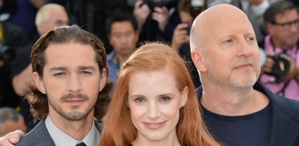 A atriz Jessica Chastain se junta ao ator Shia Labeouf (esquerda) e ao diretor John Hillcoat (direita) na sessão de fotos de Os Infratores, em Cannes