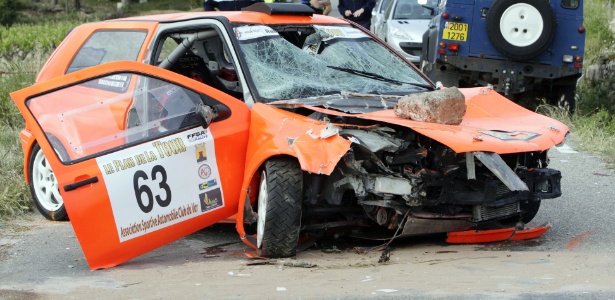 Carro ficou destruído após acidente que matou duas pessoas em rali na França