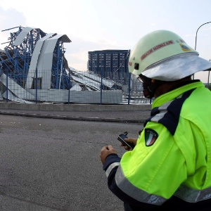Giorgio Benvenuti/Reuters Membro da equipe de resgate observa fábrica de cerâmica destruída na localidade italiana de Sant' Agostino, próximo a Ferrara